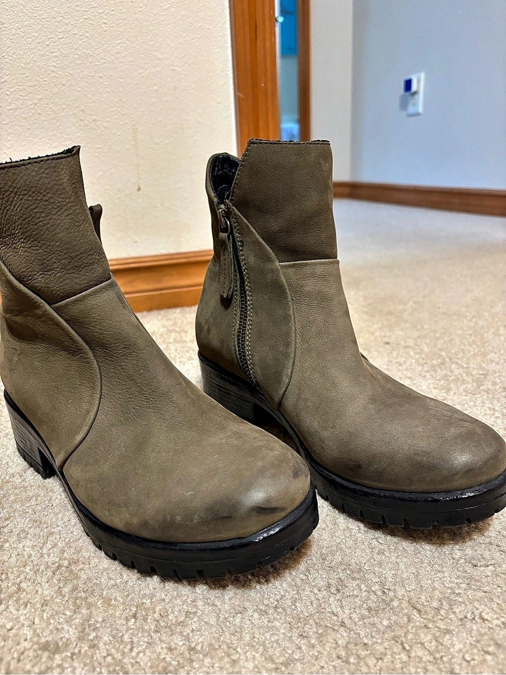 Women's Ankle Boots in Green Like New